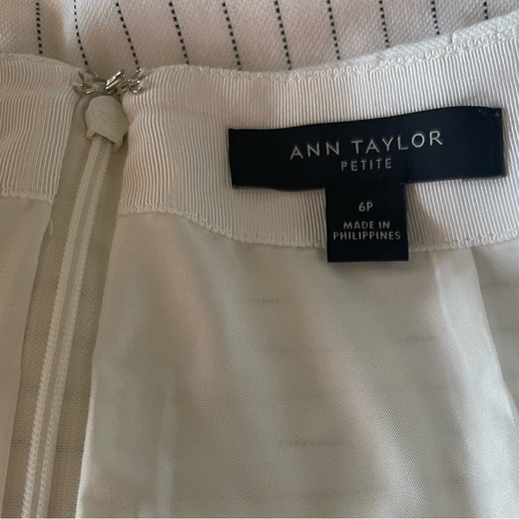 🔥🤍Ann Taylor size 6P white skirt with navy pinstripes. 6 decorative buttons! - Picture 5 of 6